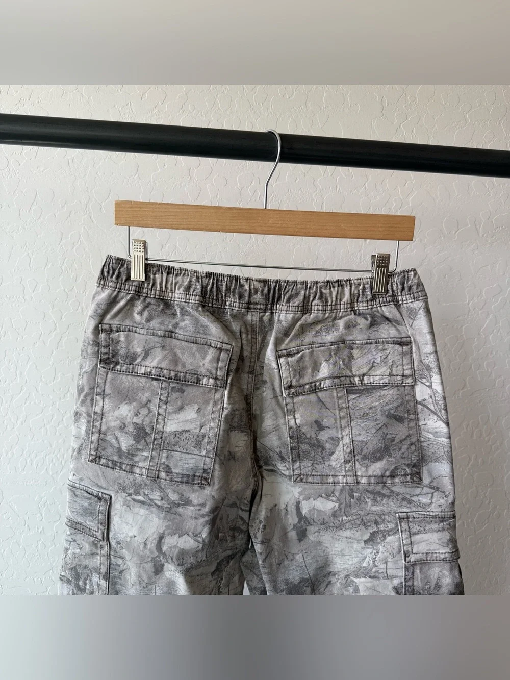 Hollister Men's Super Baggy Camo Cargo Pants - Picture 6 of 9